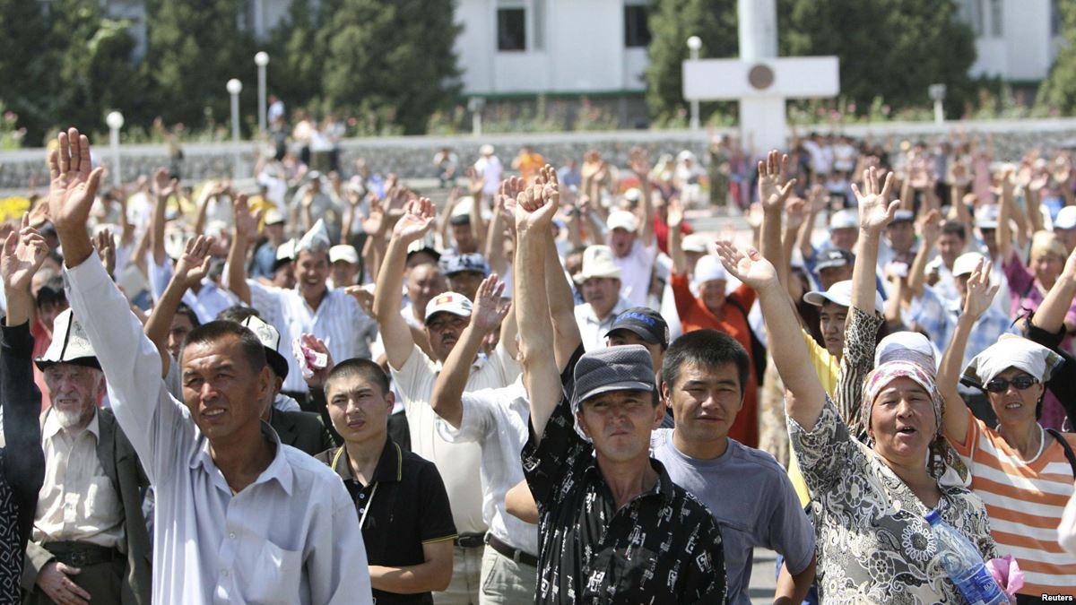 Киргизия население численность. Население Кыргызстана 2023. Толпа киргизов. Населенность Киргизии. Бишкек жители.